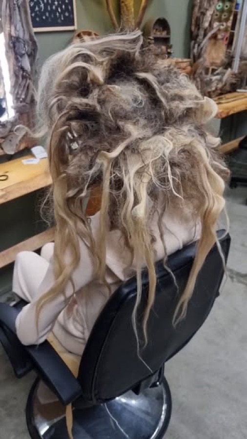 Rastas em trabalho, espalhadas na cadeira do estúdio durante a sessão