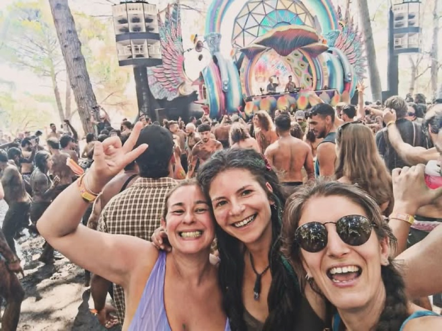 Amigas com rastas e tererés num festival de verão em Portugal