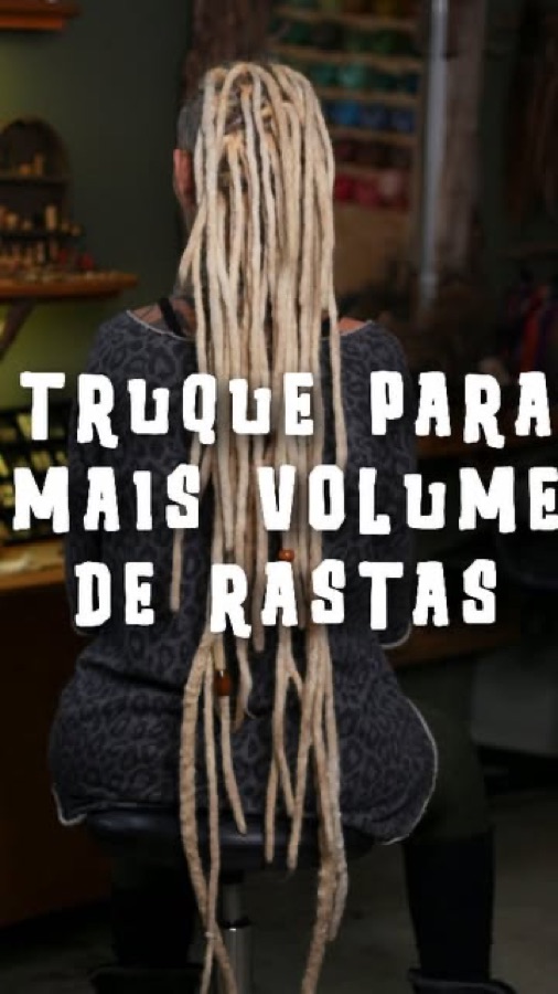 Vista de trás de rastas volumosas depois de manutenção de raiz