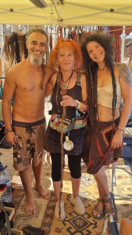 A equipa do Om Rastas no seu espaço, rodeada de adornos e peças feitas à mão